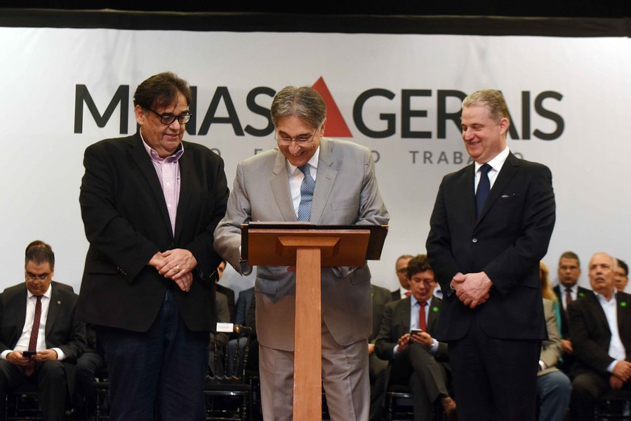 O governador de Minas Gerais, Fernando Pimentel, entregou, na Cidade Administrativa, em Belo Horizonte, 259 veículos a 213 prefeituras municipais, 12 entidades e um consórcio público. Segundo o executivo, o investimento é de R$ 13,1 milhões, com recursos originados de emendas parlamentares estaduais; ao lado do secretário de Estado de Saúde, Sávio Souza Cruz, o o chefe do executivo estadual assinou despacho governamental determinando que sejam destinados R$ 19,4 milhões para compra de equipamentos de informática para Unidades Básicas de Saúde (UBS)
 