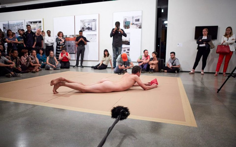 Durante uma intervenção nesta quinta-feira (28), no 5° Panorama da Arte Brasileira, que está sendo realizado no Museu de Arte Moderna de São Paulo, um homem ficou nu enquanto era observado e tocado pela plateia, inclusive crianças; cena bastou para que representantes da extrema-direita como MBL e Jair Bolsonaro (PSC-RJ) partissem para o ataque de forma violenta contra a mostra, chamando organizadores e realizadores de “pedófilos”, entre outros adjetivos; jornalista Rita Lisauskas, autora do livro “Mãe sem Manual”, comentou uma dessas postagens virulentas de forma irônica: “Meu Deus! Um homem! Um pinto! Que horror”; bastou para ser atacada também