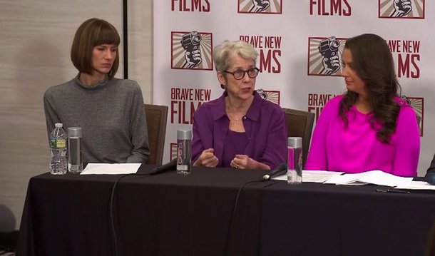 Três mulheres que acusam o presidente norte-americano, Donald Trump, de má conduta sexual pediram nesta segunda-feira por uma investigação do Congresso sobre o comportamento em meio a uma onda de acusações semelhantes contra homens proeminentes em Hollywood, na imprensa e na política; nos últimos dois anos, mais de uma dezena de mulheres acusou Trump de realizar avanços sexuais não desejados antes de ele entrar na política