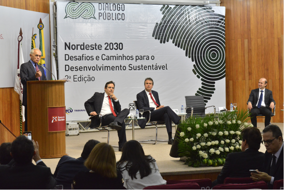 Em evento do Tribunal de Contas da União (TCU) que reuniu governadores nordestinos, nesta terça (5) em Fortaleza, Camilo Santana (PT) enfatizou a necessidade de mais investimentos federais em apoio à região, que sofre com pobreza, crise hídrica e violência. "Fundamentalmente garantir que investimentos de infraestrutura importantes no Nordeste sejam liberados", destacou, citando com exemplo a transposição do São Francisco, que "a cada ano se adia" e a Transnordestina