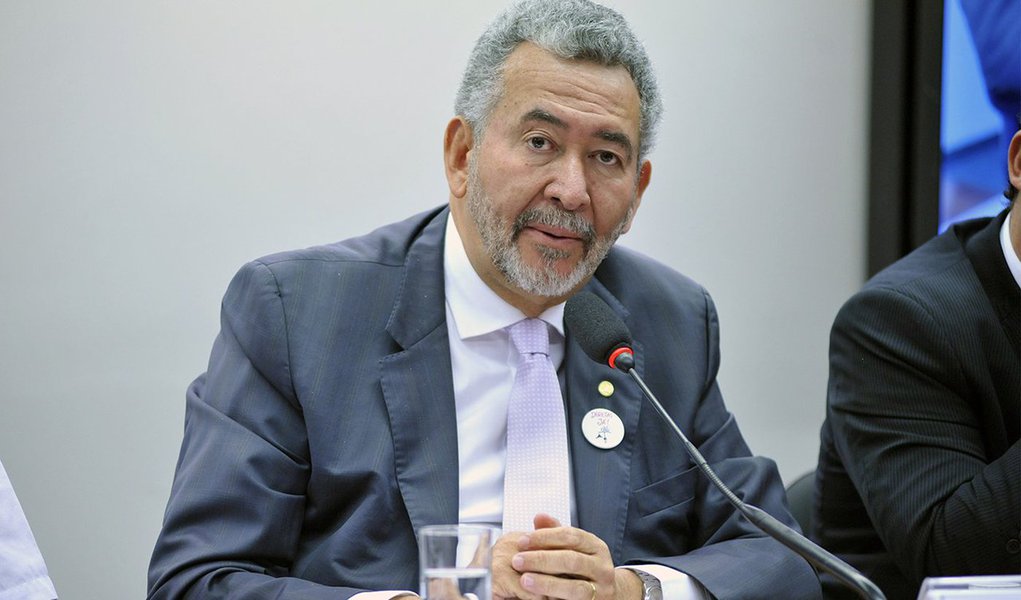 O deputado federal Paulão defende em vídeo a aprovação do Projeto de Lei 4471, que prevê o fim dos autos de resistência; "Defender esse projeto é defender a democracia, é defender o Estado Democrático de Direito. Se não você tem a barbárie. Quem não quer isso quer a barbárie. Quem não quer isso quer o estado mínimo", diz o deputado