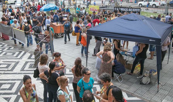 Servidores municipais de Porto Alegre fizeram um protesto contra as pretensões e medidas adotadas pelo prefeito Nelson Marchezan Júnior (PSDB); além da crítica ao parcelamento da folha de pagamento dos servidores, prática adotada desde junho, o líder do Executivo municipal também anunciou, nesta quarta, que o 13º salário do funcionalismo será dividido em 10 vezes; na Câmara de Vereadores, o Governo Municipal solicitou ainda o desarquivamento do Projeto de Lei Complementar que muda o regime de trabalho dos servidores