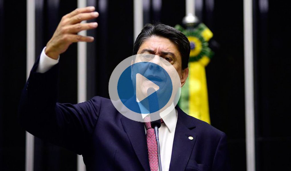 Deputado federal Wadih Damous (PT-RJ) defende campanha pela absolvição de quatro juízes que foram denunciados ao CNJ por participarem de manifestações contra o impeachment de Dilma Rousseff; "O que mais existe no Brasil hoje é juiz falando sobre tudo e sobre todos, falando dentro dos autos, falando fora dos autos, emitindo opinião em processos que vão julgar", diz; "Esse João Otávio Noronha, o corregedor que pede a punição aos juízes, se manifestou por diversas vezes, ofereceu almoço a Michel Temer", lembra o parlamentar;  "Vamos denunciar isso aos quatro ventos"