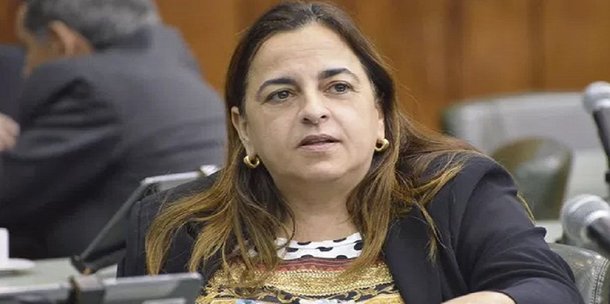 A menos de um ano para as eleições, a oposição em Goiás segue envolvida em um debate fulanizado e carente de ideias entre aliados do senador Ronaldo Caiado (DEM) e do deputado federal Daniel Vilela (PMDB); essa é a opinião da deputada estadual Eliane Pinheiro (PMN), um dos grandes nomes do exército que já está nas ruas em busca de apoio ao projeto político do vice-governador José Eliton (PSDB); “Os nossos adversários estão quebrando cabeça com um debate estéril. Na base aliada ao governador Marconi Perillo (PSDB) a realidade é diferente: temos um projeto administrativo consistente e conceitos de gestão muito bem definidos para mostrar ao eleitor”