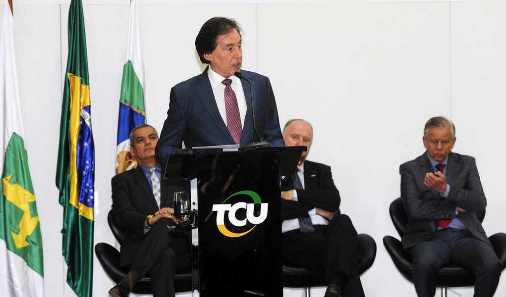 O presidente do Senado, Eunício Oliveira, defendeu nesta quinta-feira (26) a necessidade de mudanças na Previdência, mas ressalvou que o momento "não é muito oportuno" para se contrariar a sociedade; "Todos sabem que essa questão da Previdência é uma questão muito polêmica. Precisamos fazer algum tipo de ajuste na Previdência, para não ficar pagando [por] buraco e rombo em relação à Previdência no Brasil. Mas todo mundo sabe também que o momento político não é muito oportuno para se alterar posicionamentos que vão de encontro à sociedade brasileira que pensa contrariamente", afirmou Eunício