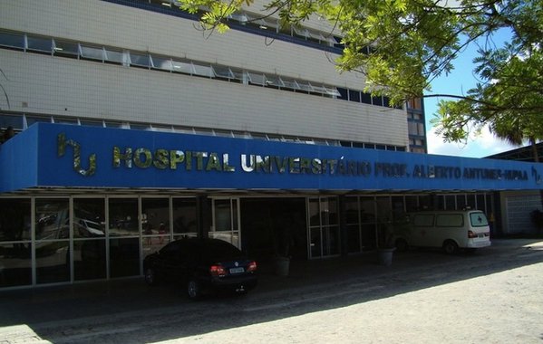 A Gestão do Hospital Universitário Professor Alberto Antunes (HUPAA), em Maceió, entregou ao Ministério Público Federal (MPF) e à Polícia Federal (PF) provas documentais, com fotos e vídeos, que comprovam a prática de venda de fichas na fila do HU para agendamento de consultas e exames; uma pessoa apontada como chefe da quadrilha foi intimada à comparecer a sede da Polícia Federal para prestar esclarecimentos