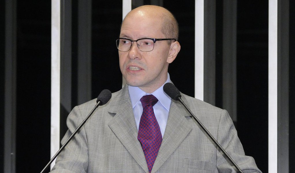 O ex-senador Demóstenes Torres já conversou com alguns senadores sobre o seu desejo de entrar com um pedido de anistia no Senado Federal; ele foi cassado em 2012 pelo Senado e está inelegível até 2027; mas como foi inocentado em processos que respondia em Goiás, planeja o pedido de anistia, voltar a ser ficha limpa e disputar a eleição de 2018
