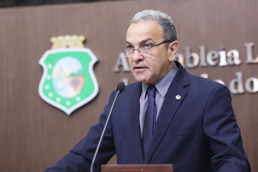 Em pronunciamento hoje, na Assembleia Legislativa, o deputado estadual Dr. Santana rebateu as acusações do Ministério Público de que teria beneficiado empresas com doações irregulares de terreno, quando de sua gestão à frente da Prefeitura e Juazeiro do Norte. Dr. Santana refutou todas as acusações e afirmou que sequer foi ouvido ou informado sobre a ação. O parlamentar destacou sus convicção ideológica em defesa do socialismo e por uma sociedade justa e solidária, anticapitalista. "Sou socialista por convicção ideológica e dedico a essa luta a minha vida. Não defendo a acumulação"