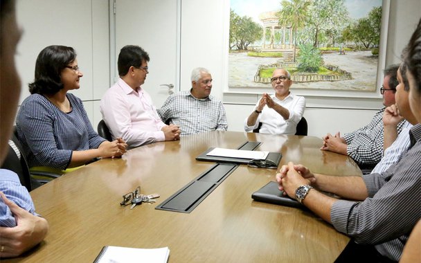 Uma reunião entre o prefeito de Aracaju, Edvaldo Nogueira, e dirigentes da Federação do Comércio de Sergipe (Fecomércio) e do Serviço Social do Comércio (Sesc) discutiu uma ação conjunta com foco numa programação especial para o mês de dezembro, com a intenção de retomar o projeto "Natal Iluminado" na capital; "Tivemos uma reunião muito produtiva. Queremos ir crescendo ano a ano para iluminar toda a cidade e assim tornar Aracaju um polo natalino no Nordeste. Isto atrairá turistas. O Natal é um momento de fé, mas também uma oportunidade de gerar emprego, renda, desenvolvimento e progresso para a cidade", afirmou o prefeito