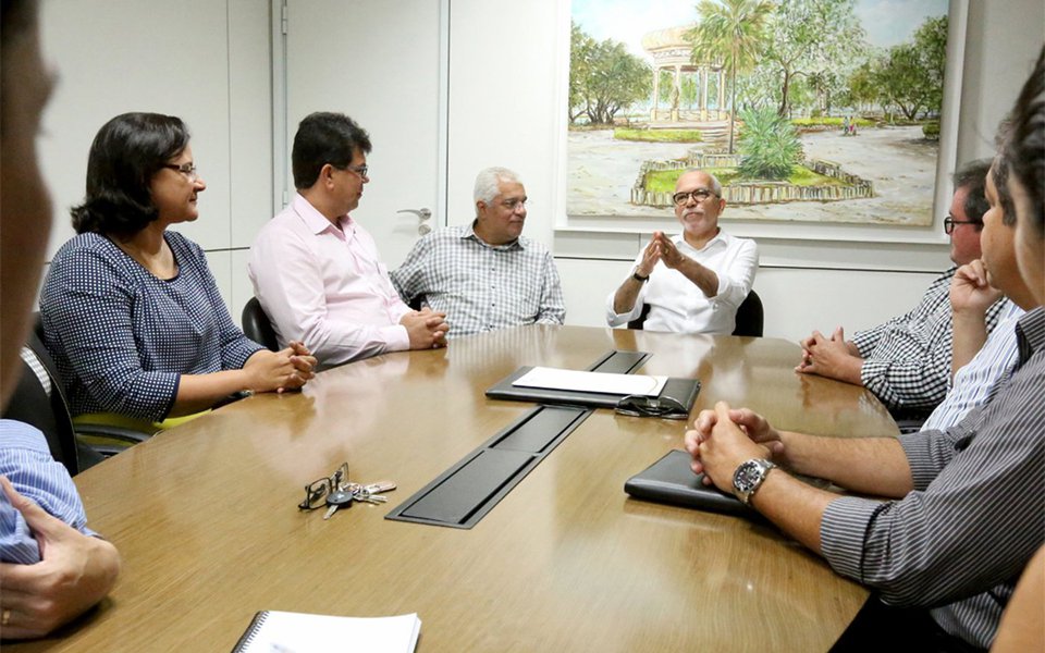 Uma reunião entre o prefeito de Aracaju, Edvaldo Nogueira, e dirigentes da Federação do Comércio de Sergipe (Fecomércio) e do Serviço Social do Comércio (Sesc) discutiu uma ação conjunta com foco numa programação especial para o mês de dezembro, com a intenção de retomar o projeto "Natal Iluminado" na capital; "Tivemos uma reunião muito produtiva. Queremos ir crescendo ano a ano para iluminar toda a cidade e assim tornar Aracaju um polo natalino no Nordeste. Isto atrairá turistas. O Natal é um momento de fé, mas também uma oportunidade de gerar emprego, renda, desenvolvimento e progresso para a cidade", afirmou o prefeito