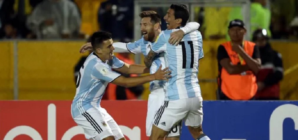 Pressionada, a Argentina entrou em campo contra o Equador, em Quito, precisando de uma vitória convincente para garantir a vaga na Copa da Rússia e retoma a confiança; o craque Messi assegurou o feito; ele fez os três gols da Argentina, que venceu de virada por 3 a 1 e se classificou direto para o Mundial