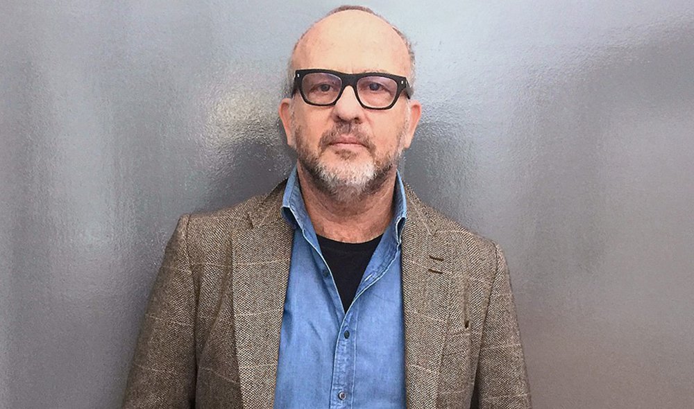 Um dos mais importantes fotógrafos contemporâneos do país, Bob Wolferson falou à RFI sobre seu trabalho, o novo livro que autografa em Paris e a "onda moralista que o Brasil enfrenta"; sobre o Brasil, Bob Wolfenson diz que o país encaretou "muito" [uma foto sua do Queer Museu foi retirada do Instagram]; "É uma loucura. Eu acho que esse livro – embora não tivesse essa intenção – veio num momento bom. Obviamente eu acho que serei atacado por essa onda moralista, porque o livro tem um monte de mulheres nuas, talvez pela causa feminista, porque podem achar que há uma objetificação da mulher, mas eu acho que não havia momento melhor, esse livro veio no momento certo" 