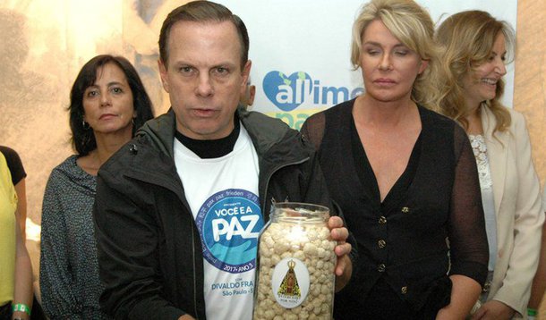 Jornalista Fernando Brito, do Tijolaço, comenta o anúncio do prefeito João Doria (PSDB) de que a Prefeitura de São Paulo encerrou de vez a história da tal "farinata" feita com alimentos inservíveis ao comércio; "O prefeito marqueteiro pode, porém, orgulhar-se de ter produzido um momento que vai ficar para a história do marketing no Brasil: um dos piores, senão o pior, case de propaganda negativa em décadas, o que lhe provocou uma avalanche de críticas e lhe colou na testa, ainda mais, o rótulo de desprezador dos pobres"