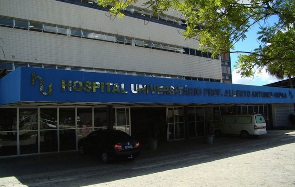 A Gestão do Hospital Universitário Professor Alberto Antunes (HUPAA), em Maceió, entregou ao Ministério Público Federal (MPF) e à Polícia Federal (PF) provas documentais, com fotos e vídeos, que comprovam a prática de venda de fichas na fila do HU para agendamento de consultas e exames; uma pessoa apontada como chefe da quadrilha foi intimada à comparecer a sede da Polícia Federal para prestar esclarecimentos