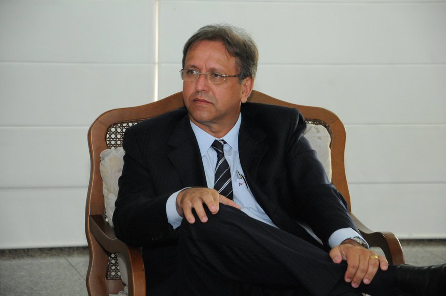  O governador do Tocantins, Marcelo Miranda (PMDB), foi condenado a perda de função pública e a devolver mais de R$ 25 milhões que teriam sido desviados da saúde no estado, por meio de uma empresa contratada para administrar hospitais do estado; pelo mesmo caso,  Miranda foi cassado em 2009; se condenado definitivamente, além de perder o cargo, Miranda pode ter os direitos políticos suspensos por sete anos e pagar uma multa equivalente a 100 vezes o salário atual dele como governador e fica proibido de fazer contratos com o poder público