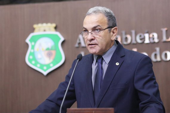 Em pronunciamento hoje, na Assembleia Legislativa, o deputado estadual Dr. Santana rebateu as acusações do Ministério Público de que teria beneficiado empresas com doações irregulares de terreno, quando de sua gestão à frente da Prefeitura e Juazeiro do Norte. Dr. Santana refutou todas as acusações e afirmou que sequer foi ouvido ou informado sobre a ação. O parlamentar destacou sus convicção ideológica em defesa do socialismo e por uma sociedade justa e solidária, anticapitalista. "Sou socialista por convicção ideológica e dedico a essa luta a minha vida. Não defendo a acumulação"