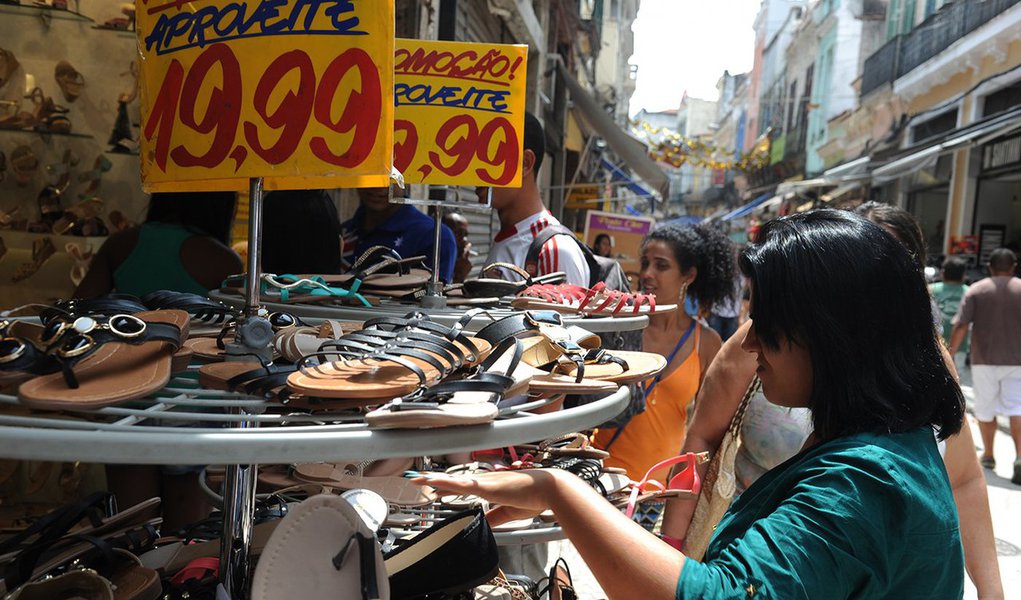 As vendas do comércio lojista da cidade do Rio de Janeiro caíram 6,2% em agosto, em comparação ao mesmo mês de 2016; foram ouvidos cerca de 750 estabelecimentos comerciais da capital fluminense; essa foi a oitava redução consecutiva das vendas do varejo, de acordo com a pesquisa Termômetro de Vendas, divulgada pelo Centro de Estudos do Clube de Diretores Lojistas do Rio de Janeiro (CDL Rio)