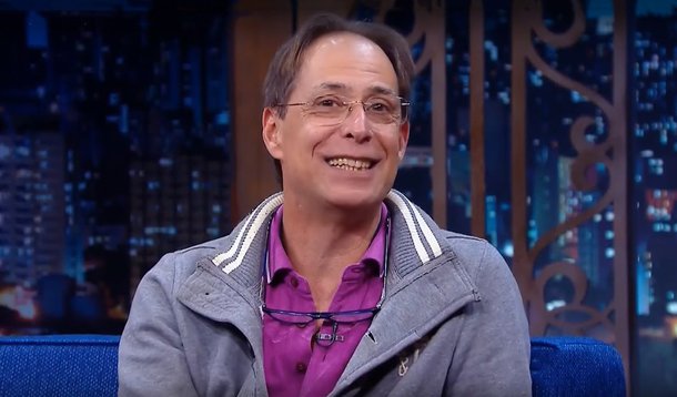 Morando em Portugal há mais de dois anos, o ator Pedro Cardoso, que acaba de lançar um livro, reflete sobre o autoexílio da classe média e das elites do País no exterior; "Vão embora porque dizem que o Brasil 'ficou insuportável'. Isso me incomoda muito, porque o que tornou esses outros países melhores para se viver foram certas contribuições de um pensamento socialista, que essas pessoas que querem ir embora negam ao seu país: o compromisso do estado com a escola, a saúde e o transporte público, uma polícia que não seja inimiga da população", avalia