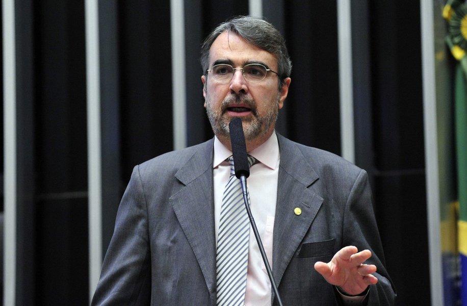 Deputado Henrique Fontana (PT-RS) usou a tribuna da Câmara dos Deputados para denunciar o uso de dinheiro público na publicidade do governo para defender a reforma da Previdência. Para o deputado, Temer usa dinheiro público para mentir numa propaganda "criminosa"; "É a mesma técnica de marketing que Collor usou de alegar que a proposta é para combater privilégios. É um velho discurso para distrair o povo", alertou; oposição já avisou que vai obstruir todas as votações para impedir que os deputados votem a matéria