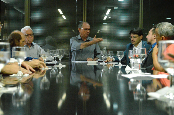 Após reunião entre o Executivo e representantes das instituições de Ensino Superior cearenses, foi enviada à Assembleia Legislativa mensagem que objetiva instituir o Plano de Cargos, Carreira e Vencimentos (PCCV) do quadro de pessoal técnico administrativo das universidades estaduais. A nova legislação vai contemplar 881 servidores no ambiente acadêmico e vai gerar um acréscimo superior a R$ 8,2 milhões. “Essa mensagem vai permitir que os servidores que hoje trabalham 30 horas semanais possam também optar por trabalhar 40 horas, representando melhoria de um terço no salário. Vai também estabelecer gratificação por especialização, mestrado e doutorado”, afirmou o secretário da Casa Civil, Nelson Martins