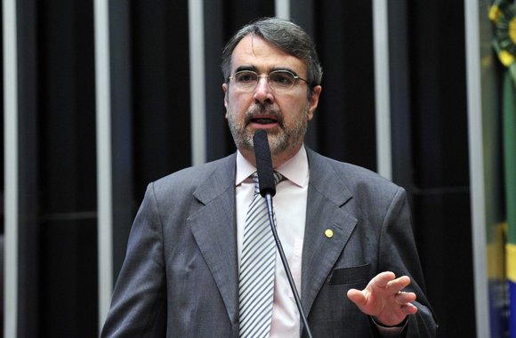 Deputado Henrique Fontana (PT-RS) usou a tribuna da Câmara dos Deputados para denunciar o uso de dinheiro público na publicidade do governo para defender a reforma da Previdência. Para o deputado, Temer usa dinheiro público para mentir numa propaganda "criminosa"; "É a mesma técnica de marketing que Collor usou de alegar que a proposta é para combater privilégios. É um velho discurso para distrair o povo", alertou; oposição já avisou que vai obstruir todas as votações para impedir que os deputados votem a matéria