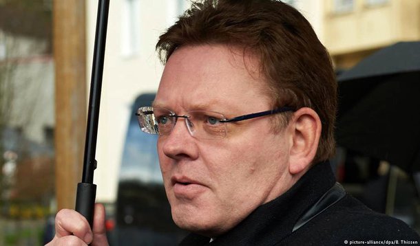 Prefeito conservador de uma cidade pequena do oeste da Alemanha, Andreas Hollstei,n que é conhecido por sua política imigratória liberal foi esfaqueado no pescoço em uma barraca de lanches; segundo uma testemunha, um homem, provavelmente alcoolizado, esfaqueou o prefeito no pescoço com uma faca de 30 centímetros enquanto gritava críticas à sua política de asilo; ataque lembra o esfaqueamento de uma candidata à prefeitura de Colônia, Henriette Reker, dois anos atrás durante um ataque anti-refugiados