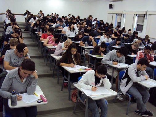 Às 9h deste domingo, a poucas horas da aplicação do Exame Nacional do Ensino Médio (Enem) 2017, 84% dos participantes tinham acessado seu Cartão de Confirmação da Inscrição, que informa o local de prova. O Ceará tem a maior porcentagem de acesso: 88,8%. Ao todo, 365 mil candidatos estão aptos a fazer a prova  aqui no estado. No Brasil, esse número alcançou a ordem de 6.731.300 inscrições confirmadas
 