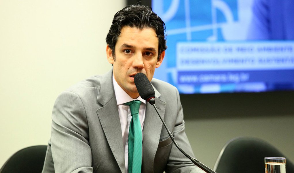 Deputado federal Daniel Coelho (PE) abandonou a convenção da Executiva Estadual do PSDB, afirmando sofrer perseguição interna por conta de sua posição nacional, contrária à participação do partido no governo Temer; "Votei pela abertura de inquérito contra Temer. Dentro do PSDB, foram 23 foram a favor e 20 foi contra. Foi um erro. O PSDB devia ter se colocado ao lado do povo brasileiro. O que ocorre hoje é um veto às minhas posições nacionais, ao voto que dei contra Temer", criticou; novo presidente do PSDB em Pernambuco é o ministro do governo Michel Temer, Bruno Araújo