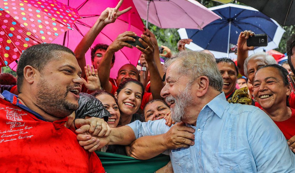 O sociólogo e colunista do 247 Emir Sader analisa a política de alianças que possibilitou uma hegemonia política nos governos do ex-presidente Lula, e o que pode ser firmado diante do cenário de golpe parlamentar; "Hoje se trata de ter um programa de reconstrução nacional, que comece com o referendo revocatório, pela injeção de reservas para fazer a roda da economia voltar a funcionar, como duas condições inicias para a viabilidade de um novo governo do PT", diz Emir. "É preciso termos consciência clara do grau de devastação que está sendo feito pelo governo golpista, para nos colocarmos objetivos que avancem na recuperação de todos os retrocessos possíveis de serem revertidos"