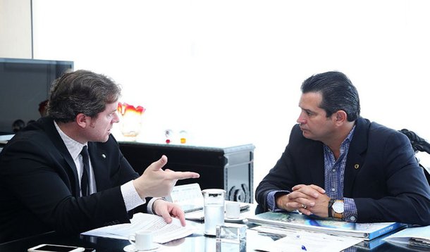 Os ministros alagoanos no governo Michel Temer (PMDB), os deputados federais Marx Beltrão (PMDB), do Turismo, e Maurício Quintella (PR), dos Transportes, foram exonerados para garantir votos na segunda denúncia feita contra o presidente pela Procuradoria Geral da República (PGR); Temer foi denunciado pelos crimes de organização criminosa e obstrução de Justiça, e os ministros Eliseu Padilha (Casa Civil) e Moreira Franco (Secretaria-Geral), por organização criminosa