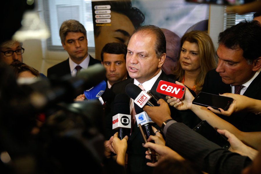 A nova central de regulação dos serviços oferecidos pelo SUS no Rio deve começar a funcionar entre 11 e 18 de dezembro, disse o ministro da Saúde, Ricardo Barros; reunirá em uma mesma fila todos os atendimentos, exames e cirurgias das unidades federais, estaduais e municipais de saúde; Barros anunciou que os hospitais federais do Rio receberão - a partir de dezembro - gestores e consultores do Hospital Sírio-Libanês, que participarão da reestruturação da rede