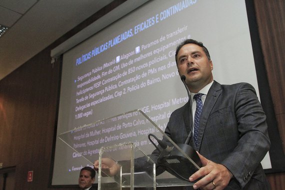 O governador Renan Filho confirmou o acordo selado com o PDT para reforço à base política do PMDB em Alagoas visando o pleito de 2018; conversas ocorreram diretamente com o deputado federal Ronaldo Lessa (PDT-AL); "O ex-governador Ronaldo Lessa é uma grande referência da política do Estado, tem trabalho reconhecido no Brasil e fico muito feliz com o PDT vindo reforçar o governo e demonstrando a força que tem em Brasília, já que o Ronaldo é líder da bancada federal alagoana", disse o governador