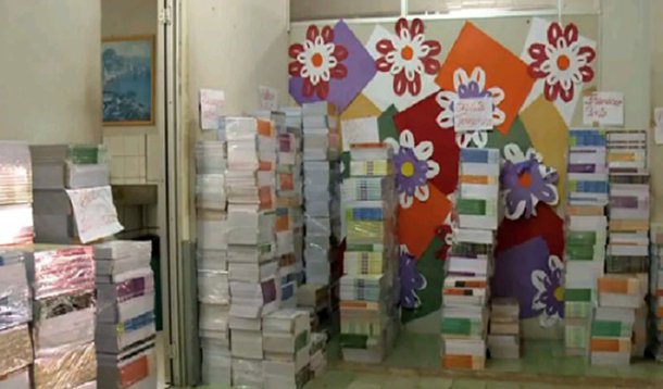 Cerca de 13 mil livros foram encontrados encaixotados e sem uso na Secretária Municipal de Educação de Palmeira dos Índios, no Agreste de Alagoas; o desperdício de material didático foi constatado pela Controladoria Geral da União em Alagoas (CUG/AL); os livros foram comprados pelo município mas nunca foram distribuídos nas escolas; montante soma mais que o dobro de livros necessários para todas as unidades escolares da cidade; suspeita é de que a compra foi feita indevidamente