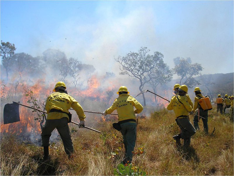 O fogo que atingia a área de visitação do Parque Nacional da Chapada dos Veadeiros, em Goiás, foi controlado, mas novo foco surgiu perto do município de Alto Paraíso, em área recentemente incorporada ao parque, que continua fechado; o incêndio chegou à área de administração do parque; equipes continuam atuando para monitorar a situação e ainda não se sabe quais foram as causas do incêndio