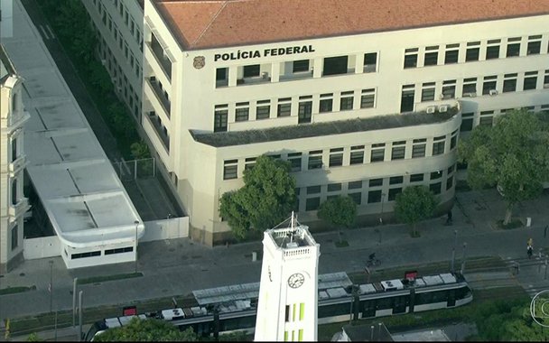 Polícia Federal (PF) cumpre 21 mandados de prisão temporária na região metropolitana do Rio de Janeiro, contra suspeitos de desvio de recursos públicos destinados à merenda escolar no estado; grupo é suspeito de criar um cartel criminoso de empresas do ramo alimentício e de prestação de serviços, para desviar os recursos públicos; esquema funcionava em municípios como o Rio de Janeiro, Niterói e Duque de Caxias