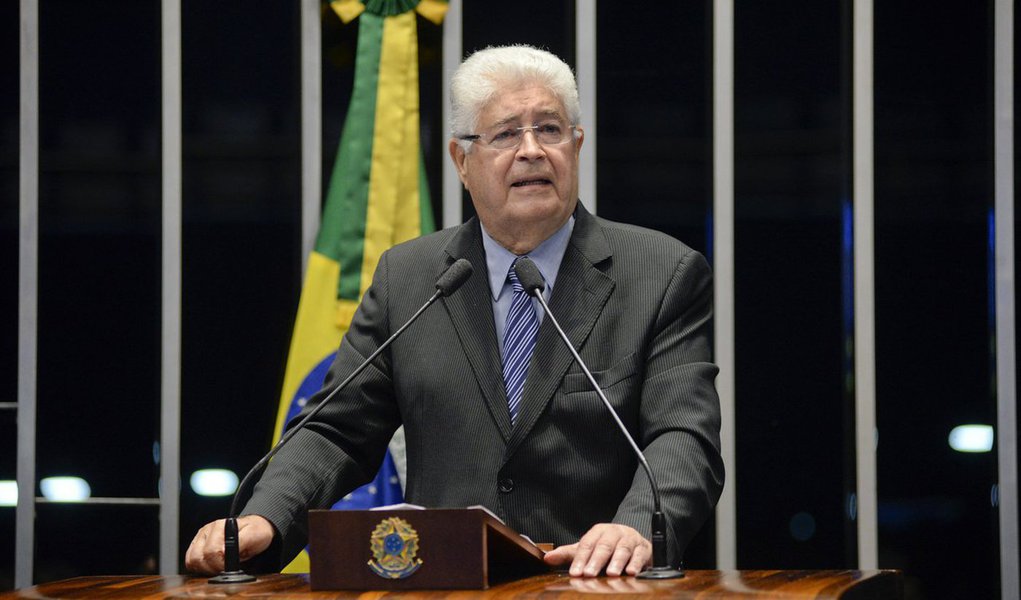 O senador Roberto Requião (PMDB-PR) denunciou que a securitização da dívida ativa de estados e municípios, proposta por Michel Temer, é sistema semelhante ao que quebrou a Grécia; parlamentar disse que a medida aprovada pelo Senado favorecerá aos bancos privados que operarão com deságio de até 70%; “Vai empobrecer estados e municípios e enriquecer os bancos”, disse; “A securitização da dívida pública, com antecipação de receitas, é o mesmo processo que quebrou o Estado grego. É um assalto”