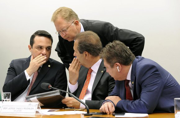 Por 18 votos a 1, a comissão especial criada para analisar a PEC 181/2011, que insere na Constituição a proibição do aborto em todos os casos, inclusive nos casos de estupro ou de risco de morte para a mãe, aprovou o projeto de lei nesta quarta-feira (08); a PEC segue para o plenário da Casa, onde deverá ser apreciada em dois turnos; só a deputada Érika Kokay (PT-DF) votou contra a medida; para a oposição, o parecer do relator, Jorge Mudalen, trata de tema estranho à proposta original, que apenas amplia a licença maternidade para mães de bebês prematuros