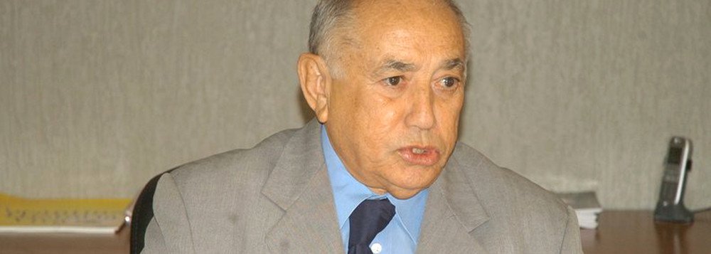 O ex-governador do Tocantins Siqueira Campos está em Brasília, onde a convite do senador José Agripino (RN), da deputada federal Professora Dorinha (TO) e de outras lideranças do DEM, ele acerta com a Nacional a data de filiação ao partido, que deverá trocar de nome para MUDE; a informação é do deputado estadual, secretário estadual do partido no Estado, Eduardo Siqueira Campos