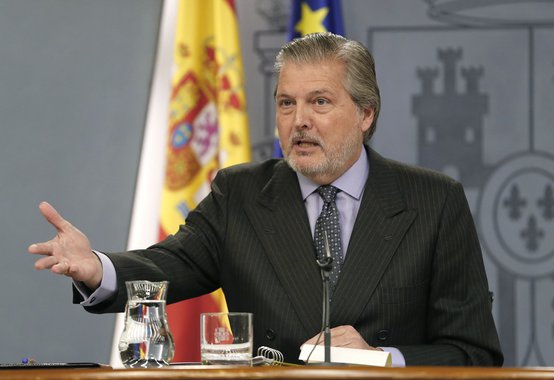 O governo espanhol disse neste sábado que seria bem-vinda a participação do presidente deposto catalão, Carles Puigdemont, nas eleições regionais que serão realizadas em dezembro; o porta-voz do governo, Íñigo Méndez de Vigo, disse à Reuters TV, que, se Puigdemont quiser continuar na política, "o que é seu direito, ele deveria se preparar para as próximas eleições"; "Tenho certeza que, se Puigdemont participar dessas eleições, ele pode exercer essa oposição democrática", disse Méndez