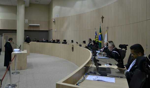 O Idepi (Instituto de Desenvolvimento do Piauí) suspendeu os processos licitatórios para contratação de empresas para execução de serviços de pavimentação poliédrica e recuperação de estradas vicinais em municípios do interior do Piauí; a suspensão das licitações atendeu a duas decisões plenárias do TCE-PI; a fiscalização, feita pelos auditores de Controle Externo do Tribunal, apontou diversas irregularidades nas licitações – entre elas, indícios de favorecimento e direcionamento, falta de documentação e desobediência ao princípio da ampla concorrência