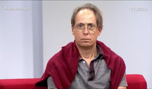 Depois que o ator Pedro Cardoso se retirou ao vivo do programa Sem Censura em respeito aos grevistas da EBC e contra as manifestações racistas do presidente da empresa, Laerte Rimoli, o programa terá edições gravadas com antecedência a partir da semana que vem para evitar situações constrangedoras; 