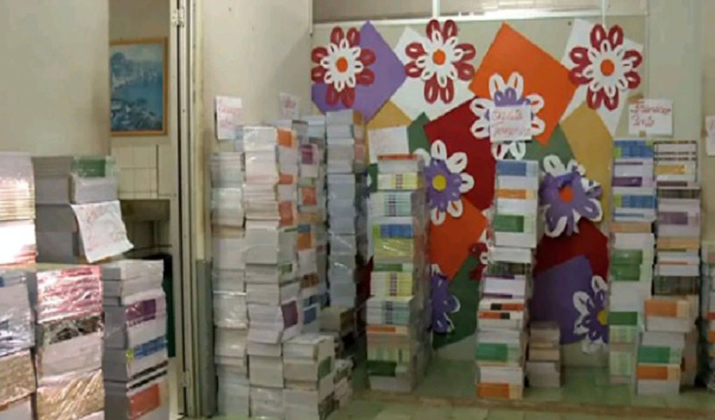 Cerca de 13 mil livros foram encontrados encaixotados e sem uso na Secretária Municipal de Educação de Palmeira dos Índios, no Agreste de Alagoas; o desperdício de material didático foi constatado pela Controladoria Geral da União em Alagoas (CUG/AL); os livros foram comprados pelo município mas nunca foram distribuídos nas escolas; montante soma mais que o dobro de livros necessários para todas as unidades escolares da cidade; suspeita é de que a compra foi feita indevidamente