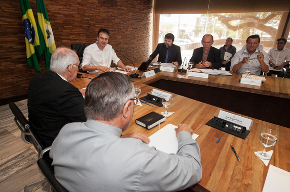 O evento, realizado nesta segunda (16), foi marcado por sugestões a partir das dioceses de municípios cearenses e apresentação do saldo de investimentos do Governo do Ceará na busca por mais alternativas de abastecimento d'água diante do quadro de seca dos últimos anos. "Na história do Ceará nenhum período foi como esse. Por isso manifestamos aqui o compromisso do Estado em sempre buscar as melhores soluções para assegurar que não falte água para o povo cearense", afirmou o governador Camilo Santana (PT)