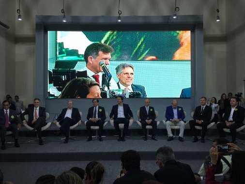 O governador Camilo Santana e o prefeito de Fortaleza Roberto Cláudio, juntamente com os executivos da Air France e GOL Linhas Aéreas, apresentam, nesta segunda-feira (30), os detalhes da operação do HUB que vai ligar, por meio de voos diretos, a capital cearense a Paris e Amsterdã. O novo HUB irá conectar o Ceará com mais de mil destinos, com um total de 26 voos a mais. Em sua página no facebook o governador classificou como um momento histórico. "Estamos vivendo um momento histórico com o lançamento oficial do HUB da Air France-KLM e Gol em Fortaleza. Com essa conquista, o Ceará estará cada vez mais conectado com o mundo"
 
 