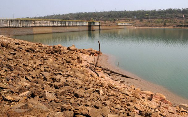 O governo do Distrito Federal negocia a liberação de US$ 41,1 milhões (cerca de R$ 130 milhões) para formalizar o programa Brasília Capital das Águas, que, segundo o executivo, prevê uma economia de até 747 litros por segundo de água e propõe ações para manter a boa qualidade dos recursos hídricos do Rio Descoberto e do Lago Paranoá; como a liberação desse tipo de financiamento depende de aprovação do Poder Legislativo, o GDF protocolou, na Câmara Legislativa, o Projeto de Lei nº 1.762, de 2017