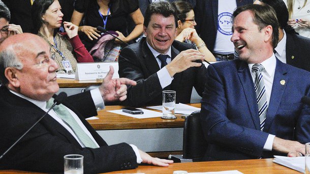 A convulsão entre o Supremo Tribunal Federal e o Senado provocada pela determinação do afastamento do senador Aécio Neves (PSDB), com recolhimento noturno, deveria ser a principal preocupação dos senadores Acir Gurgacz (PDT) e Ivo Cassol (PP) neste momento