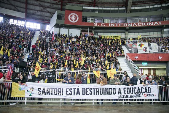 Milhares de professores da rede estadual lotaram o ginásio Gigantinho, em Porto Alegre, decidiram, por ampla maioria, continuar a greve deflagrada no último dia 5 de setembro; o secretário de Educação, Ronald Krummenauer, e o chefe da Casa Civil, Fábio Branco, haviam se reunido com o comando de greve do Cpers pedindo o fim da mobilização, porém sem apresentar novas propostas que não fossem os já anunciados pagamento, em primeiro lugar, dos menores salários e indenização àqueles que tiveram seus salários parcelados pelo índice da poupança – enquanto o próprio Cpers já ganhou ação coletiva na Justiça que obriga o governo a ressarcir os prejuízos com juros e correção monetária