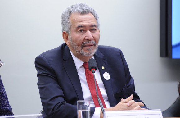 A Comissão de Direitos Humanos e Minorias da Câmara dos Deputados (CDHM), por meio do seu presidente, deputado Paulão (PT-AL), apresentou duas emendas ao Orçamento da União que totalizam R$ 100 milhões para desenvolvimento e implementação de programas de proteção, defesa e promoção dos direitos da Criança e do Adolescente, e de programas de prevenção à violência e à criminalidade; decisão ocorreu na mesma semana em que estudo coordenado pela Unicef (Fundo das Nações Unidas para a Infância) apontou que os assassinatos de adolescentes batem recorde no Brasil, sendo Alagoas o segundo estado onde mais adolescentes são mortos