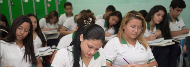 Os ex-alunos da rede pública estadual selecionados para o Avance – Programa Bolsa Universitário assinam o termo de compromisso para ter direito ao benefício nesta quinta-feira (19). O objetivo do Avance é melhorar as condições dos estudantes egressos da rede pública cearense na universidade, por meio de auxílio financeiro. Será concedida uma bolsa de R$ 937,00, durante seis meses no primeiro ano do Ensino Superior, aos alunos que concluíram o Ensino Médio na rede pública e estão matriculados em curso de graduação de instituições públicas ou privadas credenciadas pelo Ministério da Educação