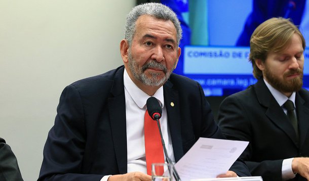 O deputado federal Paulão (PT-AL), presidente da Comissão de Direitos Humanos e Defesa das Minorias, encaminhou denúncia ao Ministério Público em benefício dos pacientes que sofrem de Esclerose Lateral Amiotrófica (ELA) em Alagoas e que estão com dificuldade em manter o tratamento da doença; denúncia foi feita tendo com base documentação recebida das famílias de pacientes alagoanos, após amplo debate do tema na comissão, considerando que a doença se espalha pelo País